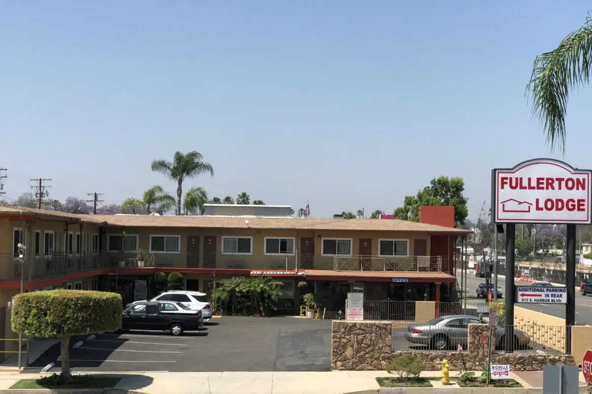 Fullerton Lodge 8